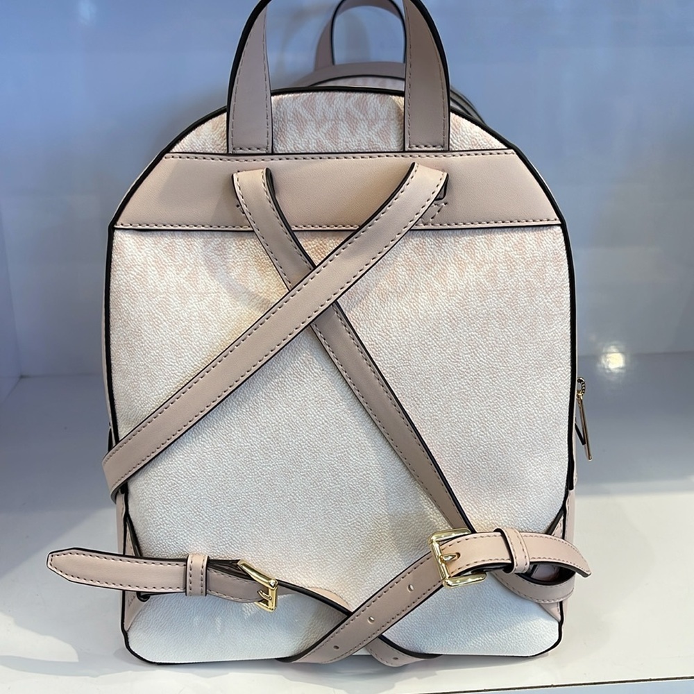 MICHAEL KORS Jaycee Medium Ombré Signature Logo Backpack
Powder Blush
NWT - Picture 6 of 15
